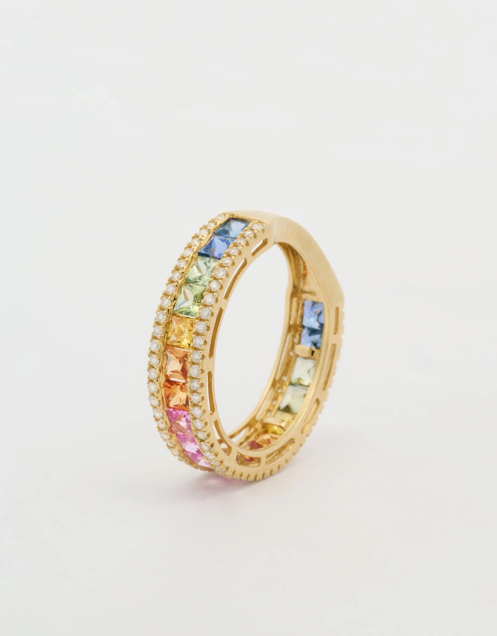 Argolla de zafiros de colores de 2.02 quilates en oro amarillo 18k
