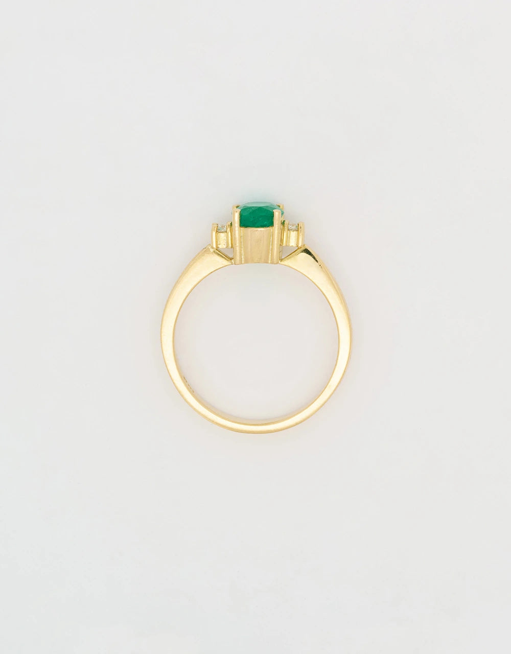 Anillo de esmeralda ovalada de 1.01 quilates en oro amarillo 18k