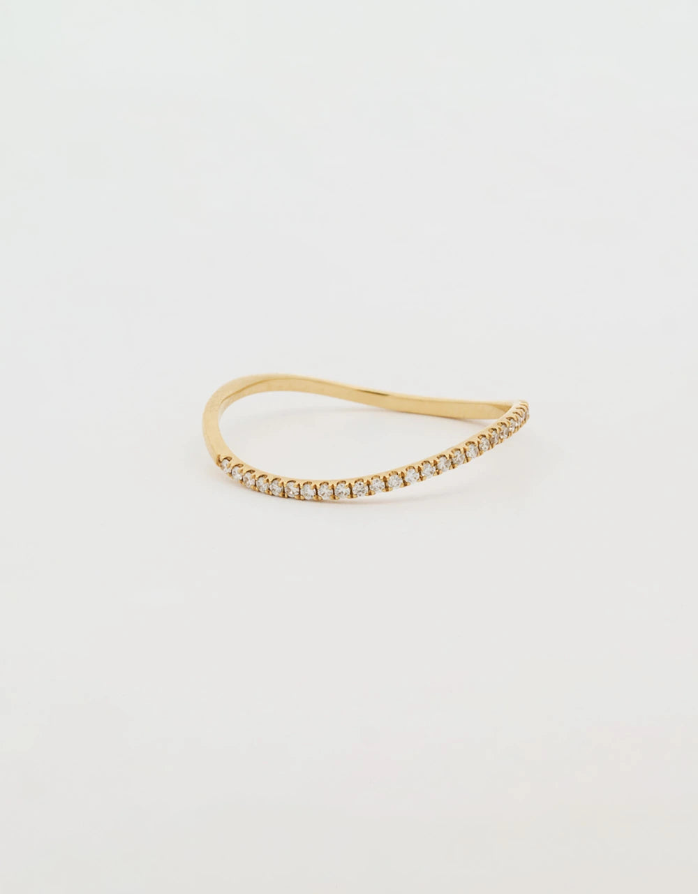 Argolla curva de diamantes en oro amarillo 18k