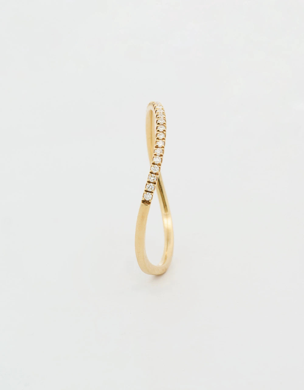 Argolla curva de diamantes en oro amarillo 18k
