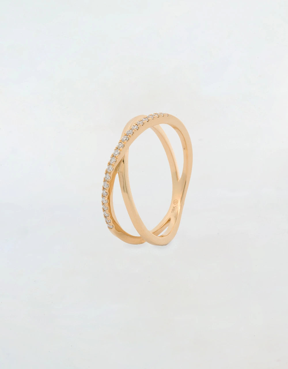 Anillo cruzado de diamantes de 0.12 quilates en oro amarillo 18k