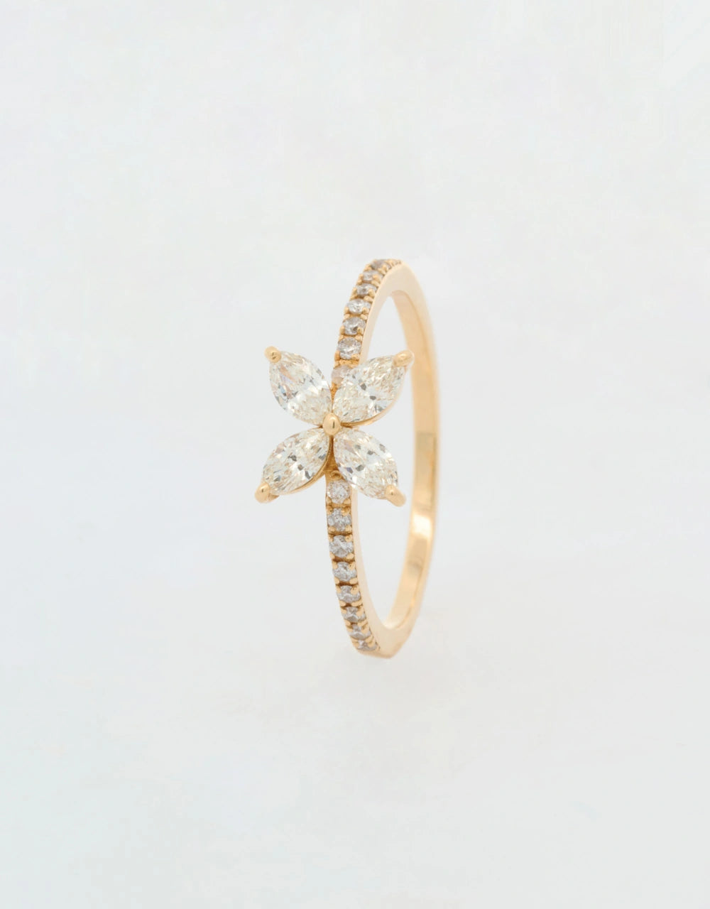 Anillo de flor de diamantes de 0.57 quilates en oro amarillo 18k