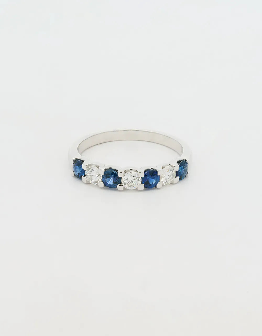 Anillo de diamantes y zafiros en oro blanco 18k