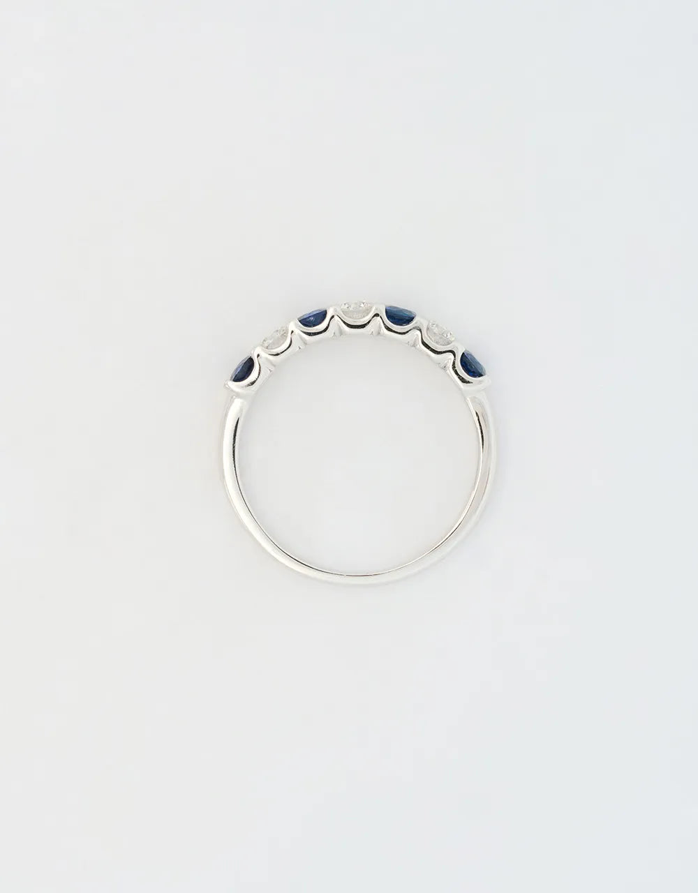 Anillo de diamantes y zafiros en oro blanco 18k