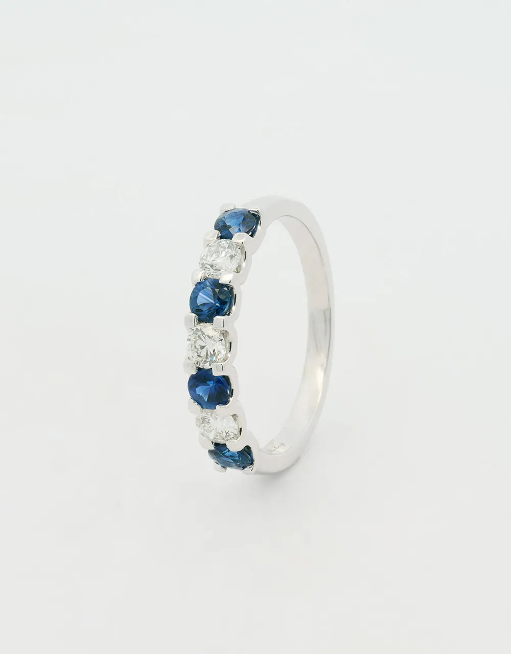 Anillo de diamantes y zafiros en oro blanco 18k