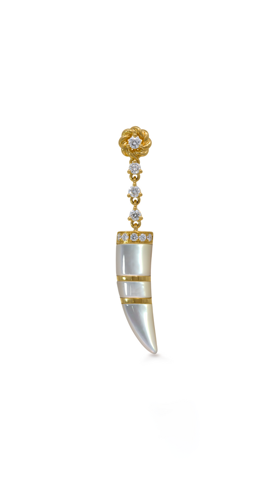 Arete Cuerno de Madreperla con Diamantes en Oro Amarillo - Derecho