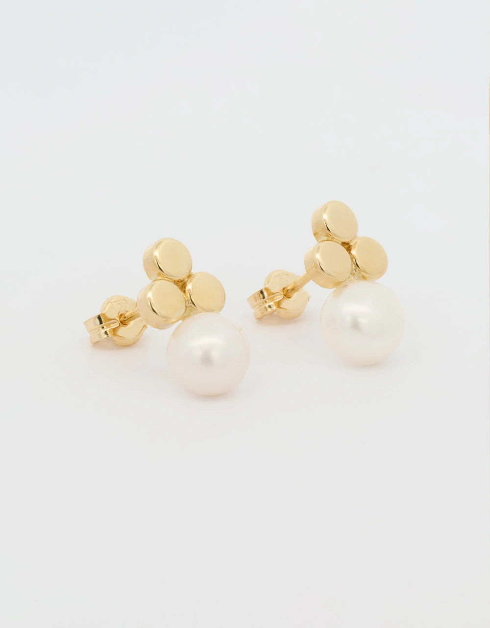 Aretes trebol en oro 18k con perla china de 6mm