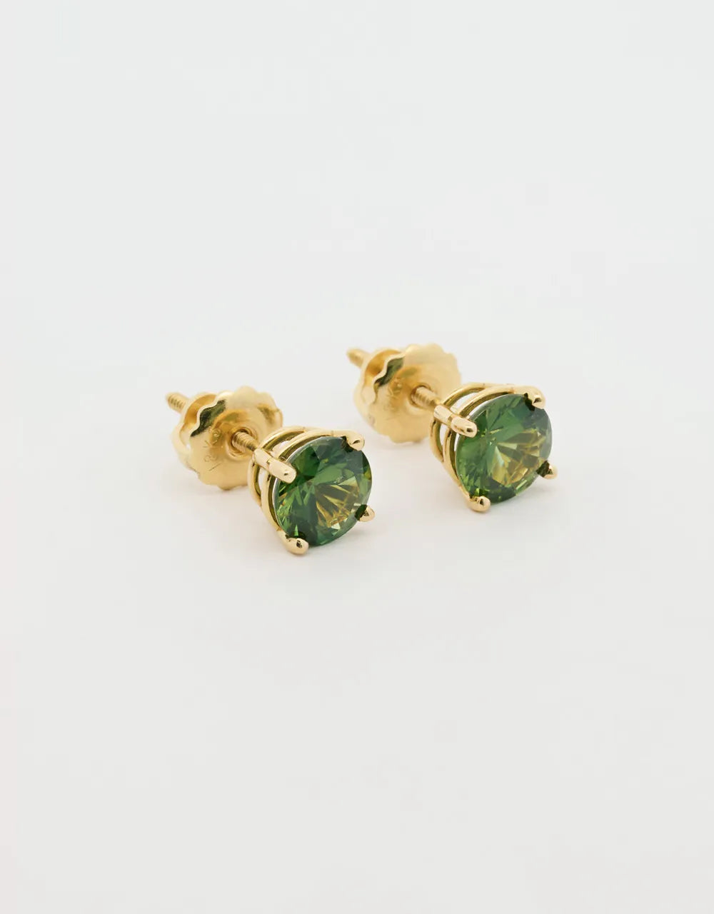 Topos de zafiro verde en oro amarillo 18k