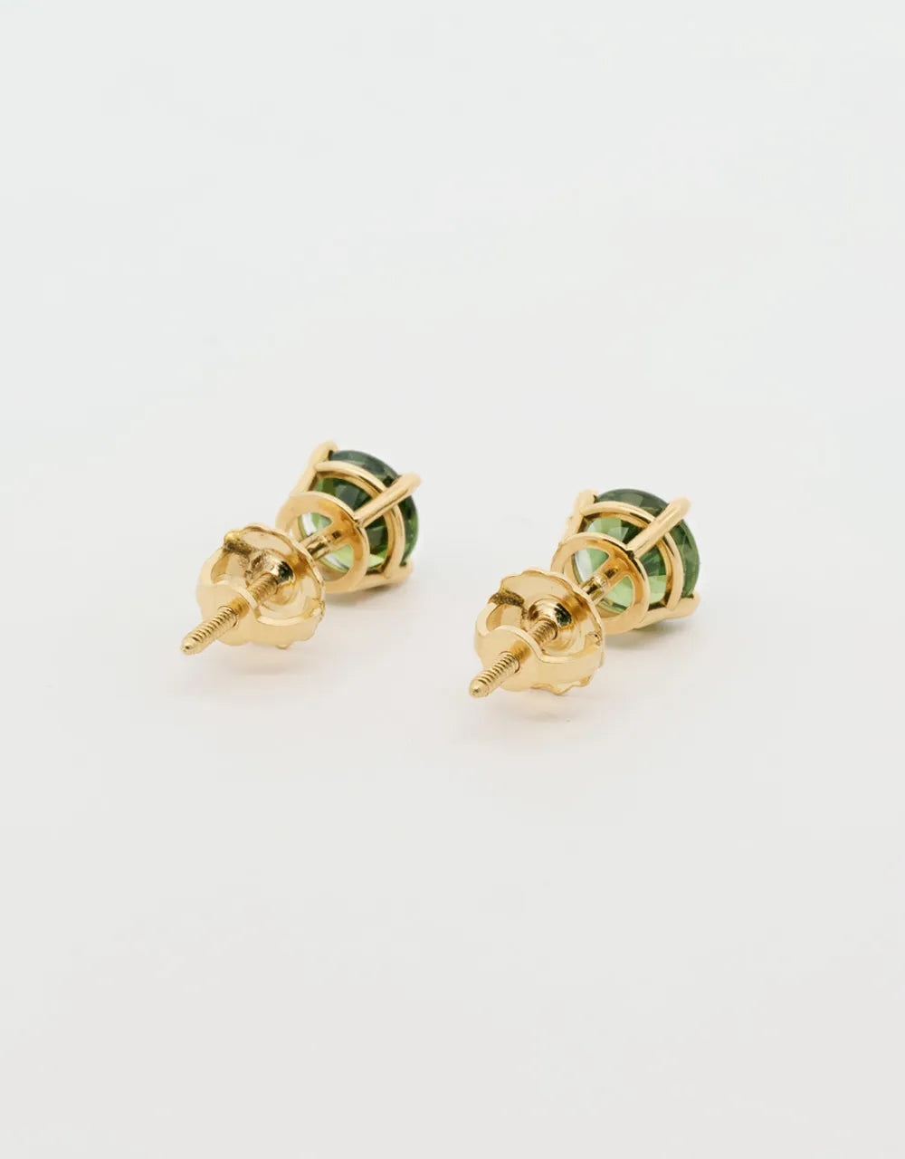 Topos de zafiro verde en oro amarillo 18k