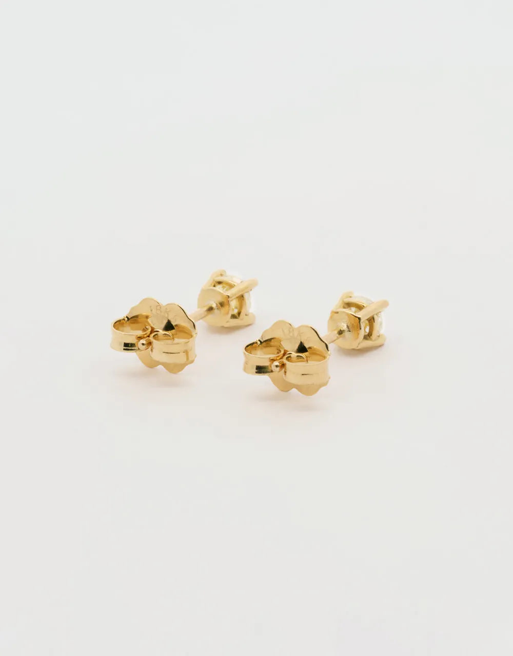 Topos de diamantes 0.30 quilates en oro amarillo 18k