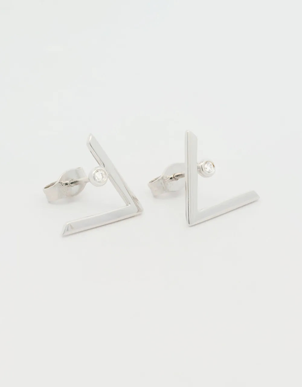 Topos en V con diamante 0.5 quilates en oro blanco 18k