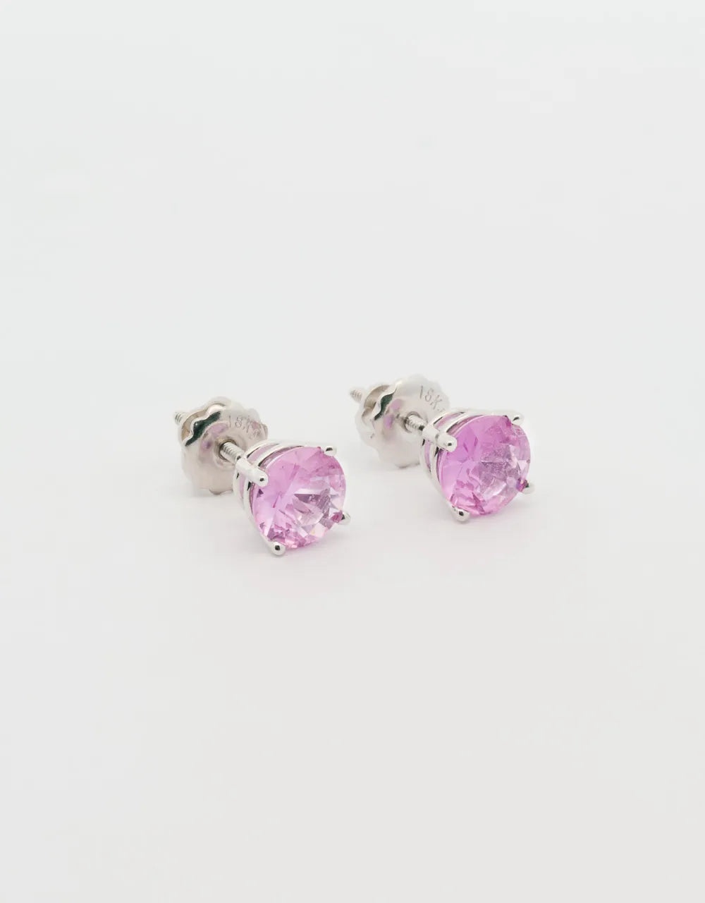 Topos de zafiro en oro blanco 18k