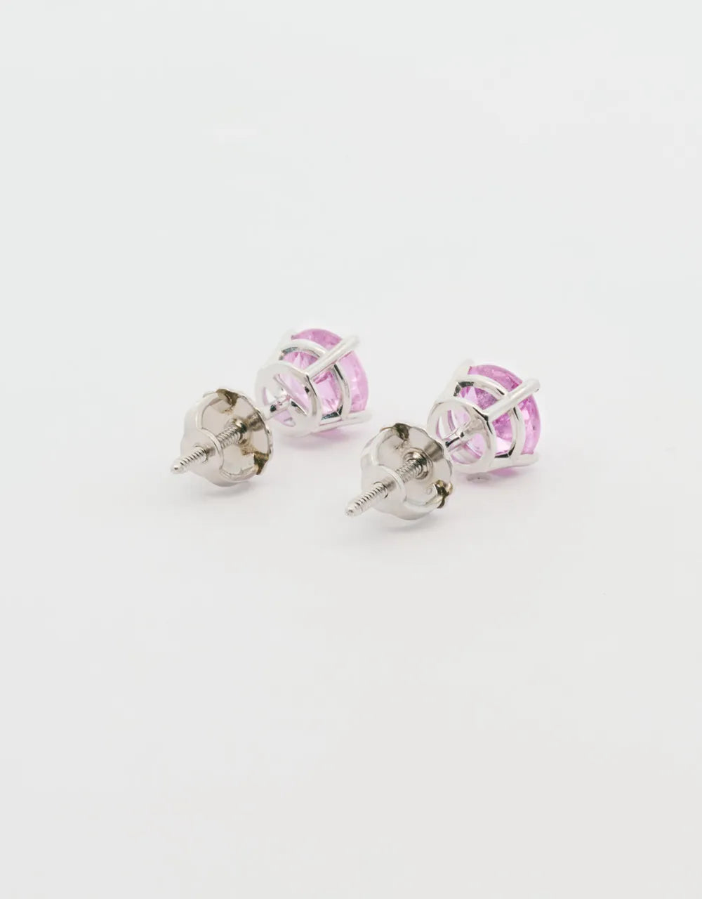 Topos de zafiro en oro blanco 18k