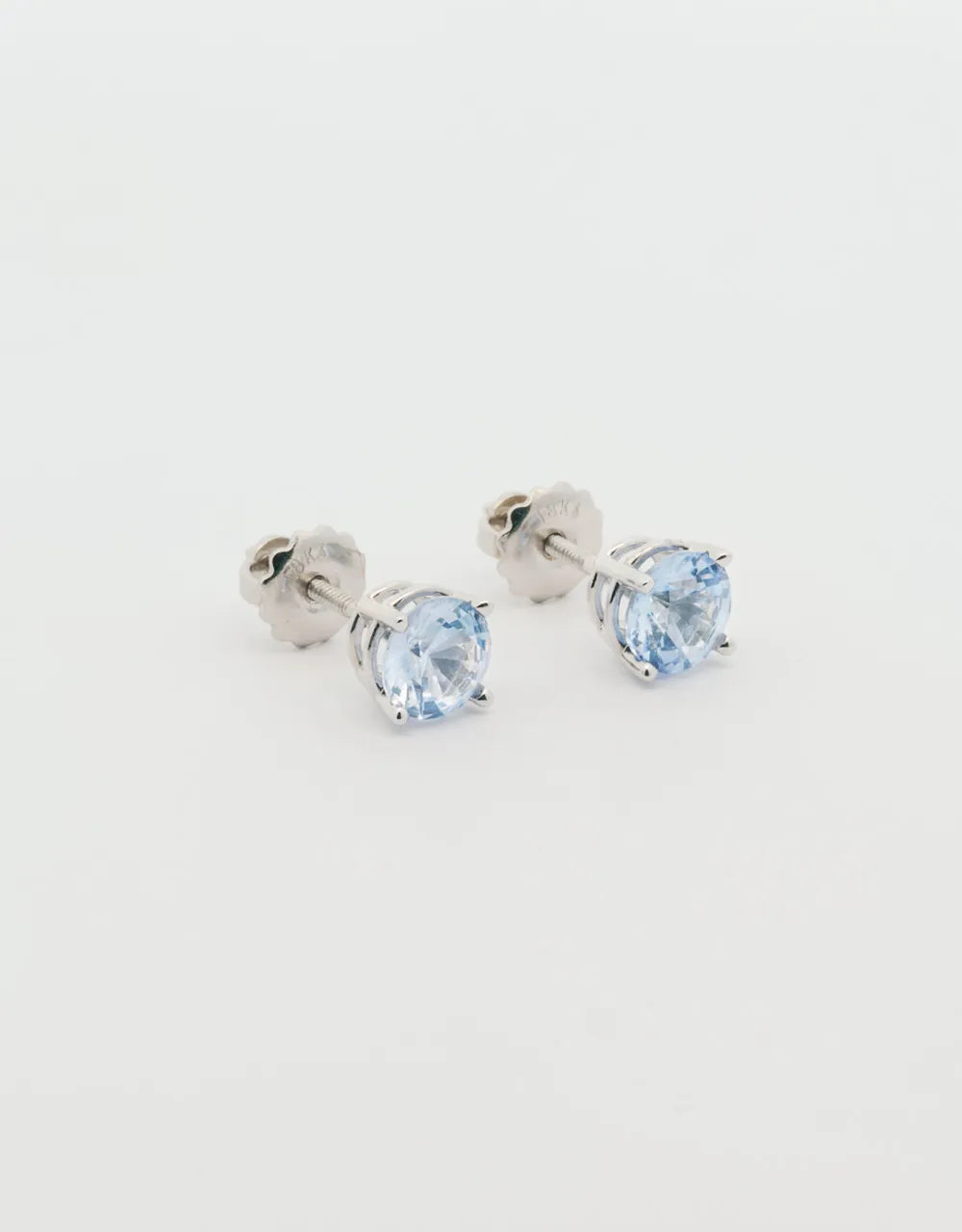 Topos de zafiro en oro blanco 18k