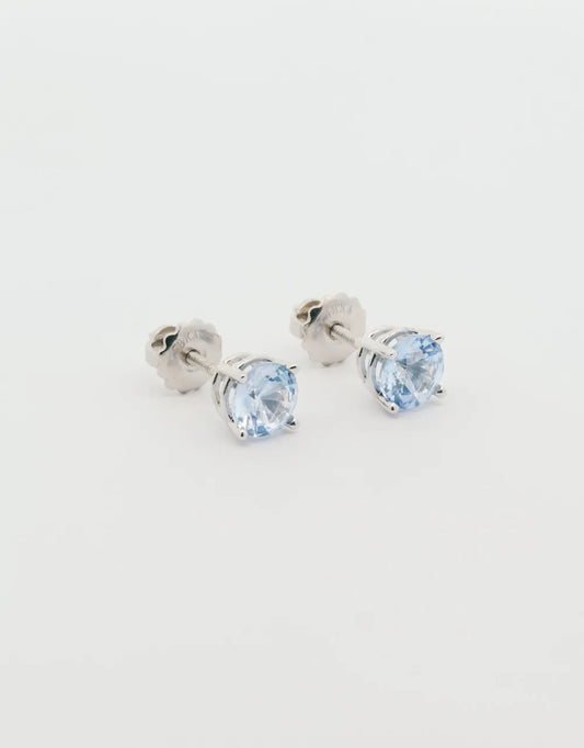 Topos de zafiro en oro blanco 18k