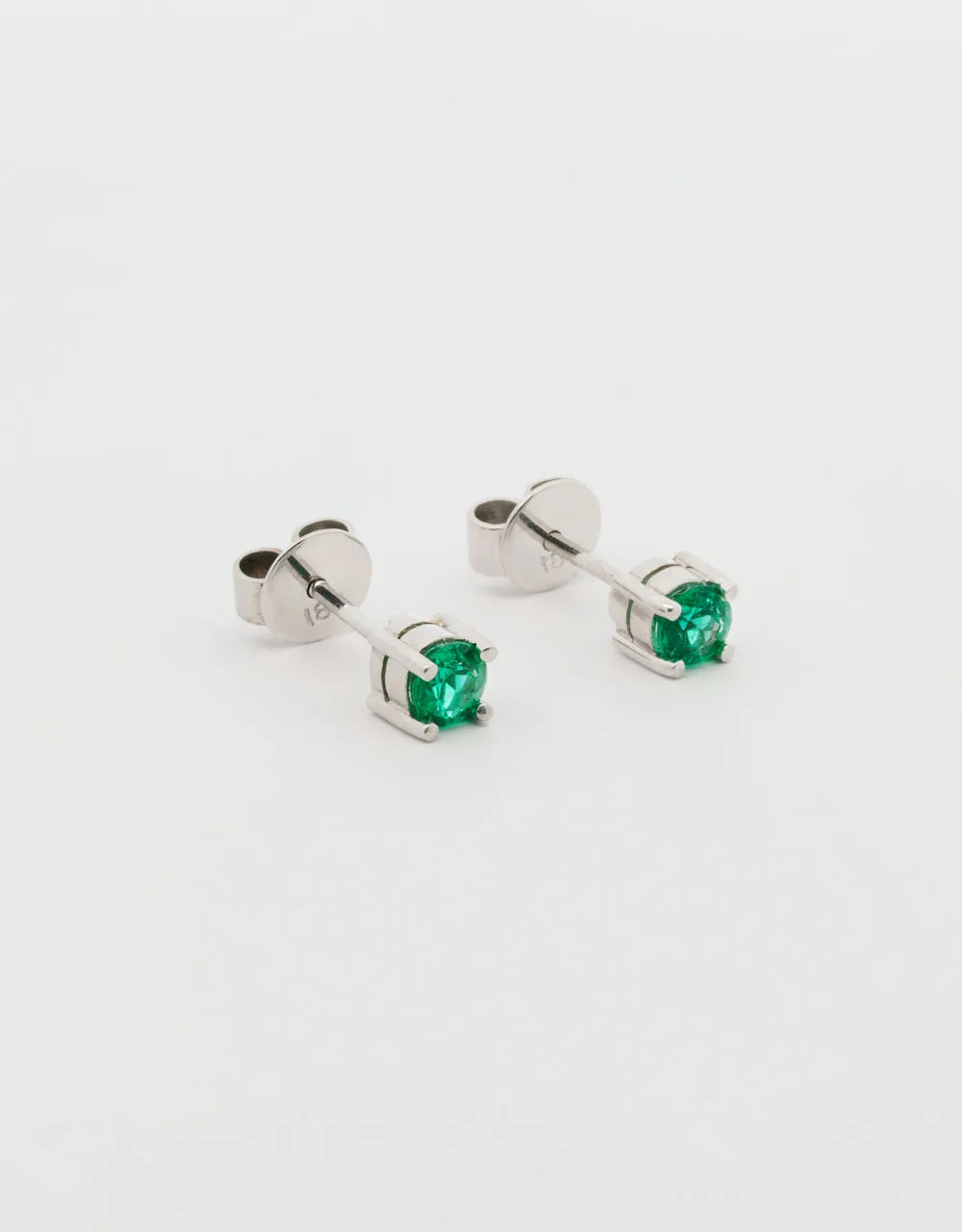 Topos de esmeralda 0.4 quilates en oro blanco 18k