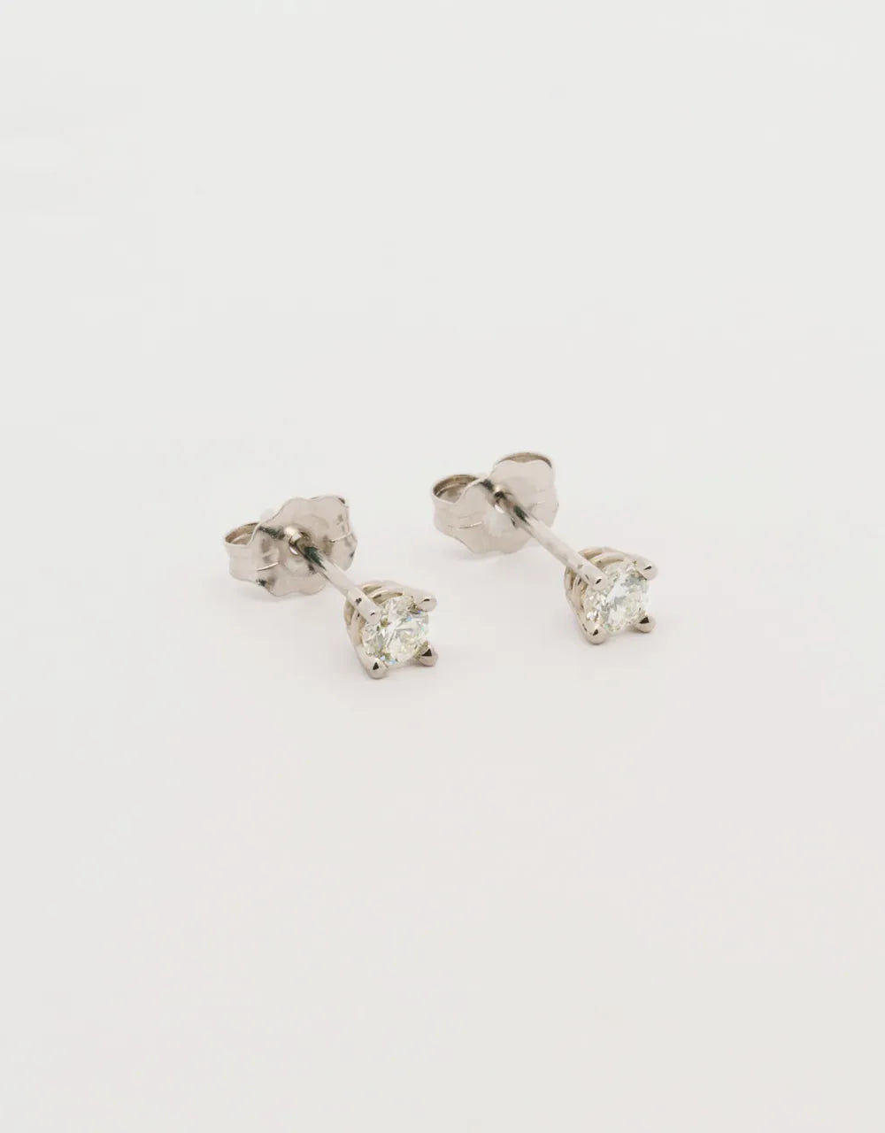 Topos de diamantes 0.20 quilates en oro blanco 18k