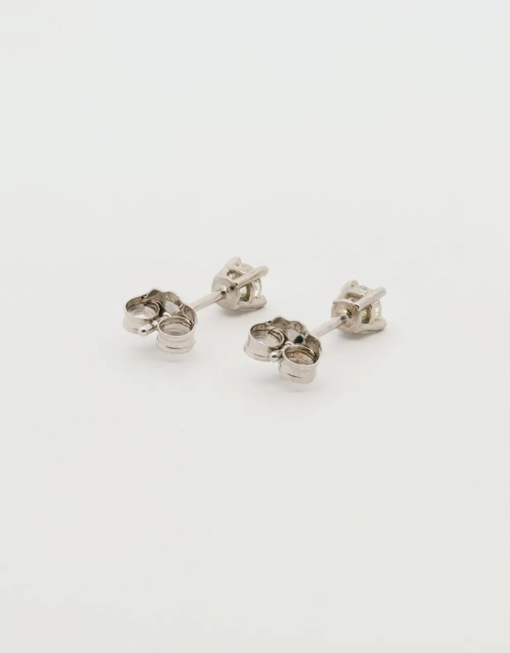 Topos de diamantes 0.20 quilates en oro blanco 18k