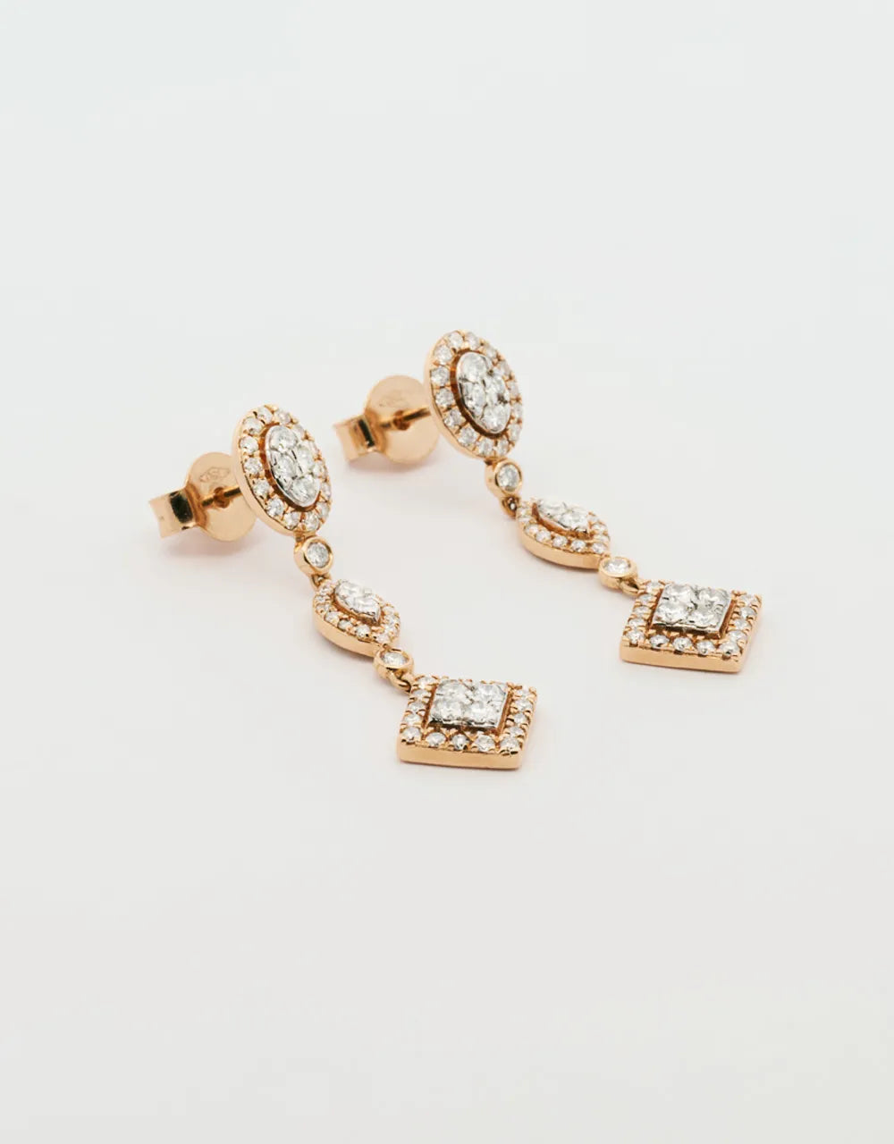 Aretes semilargos de diamantes de 1 quilate en oro rojo de 18k