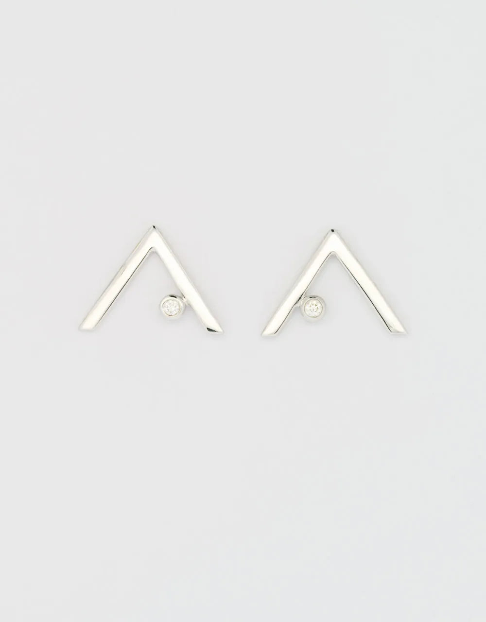 Topos en V con diamante 0.5 quilates en oro blanco 18k
