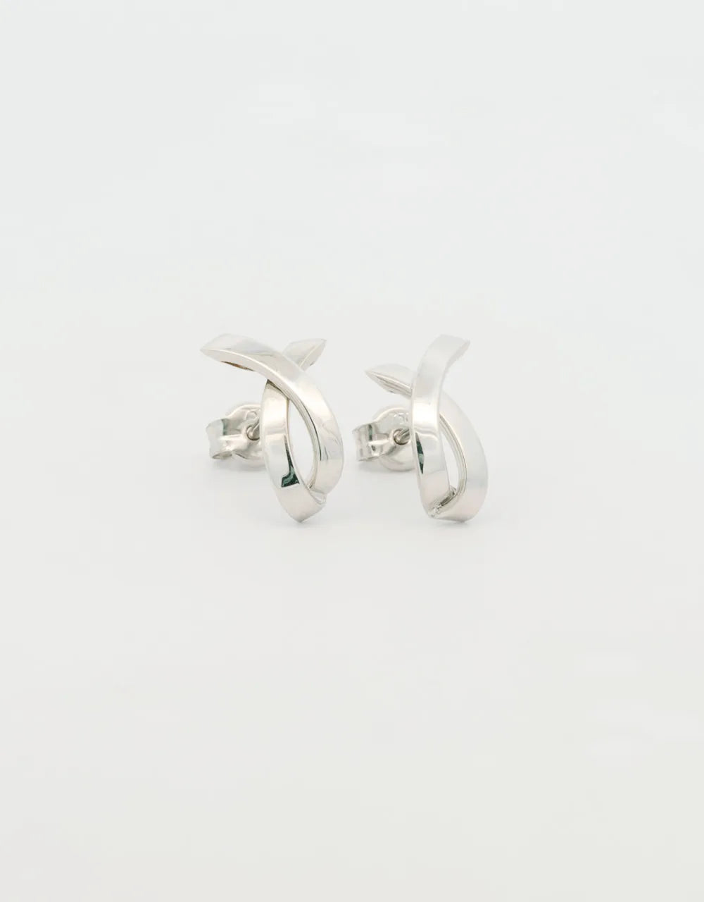 Topos entrelazados en oro blanco de 18k