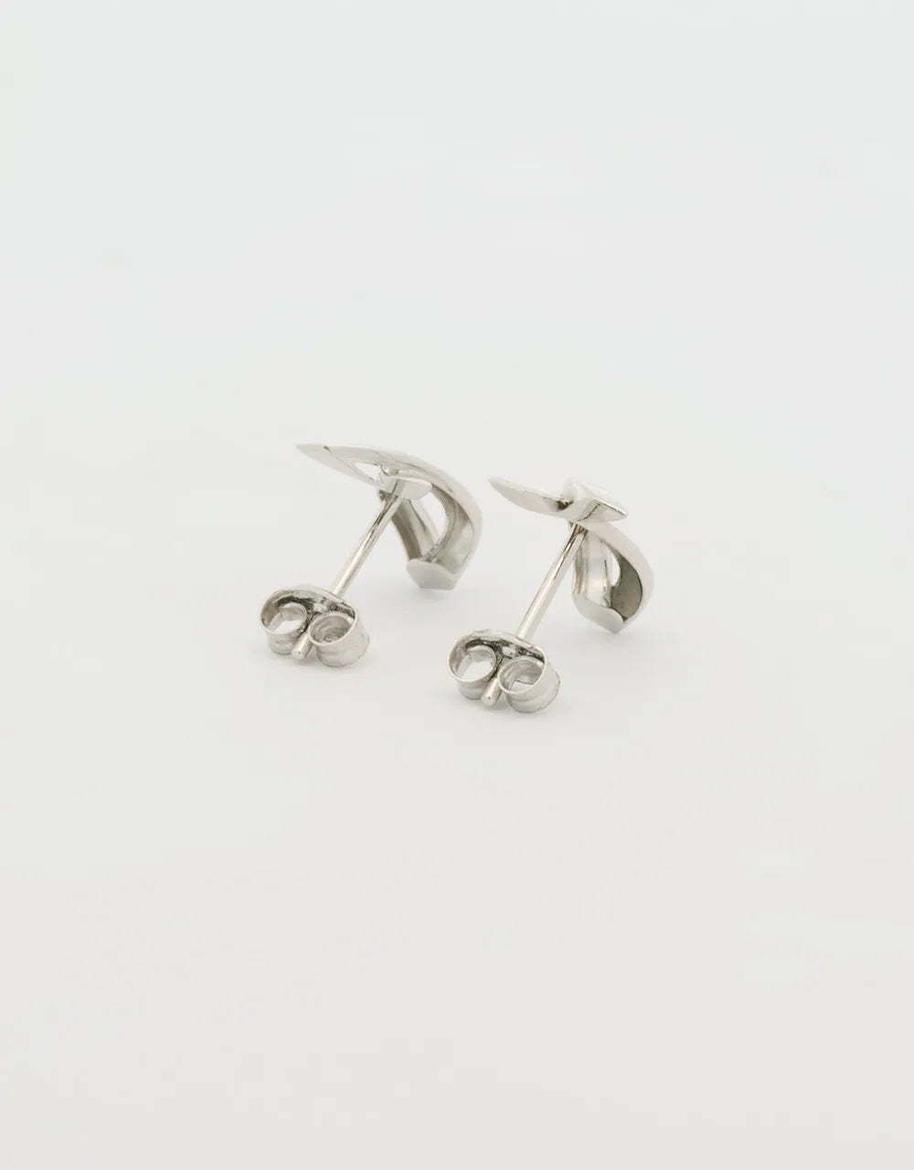 Topos entrelazados en oro blanco de 18k