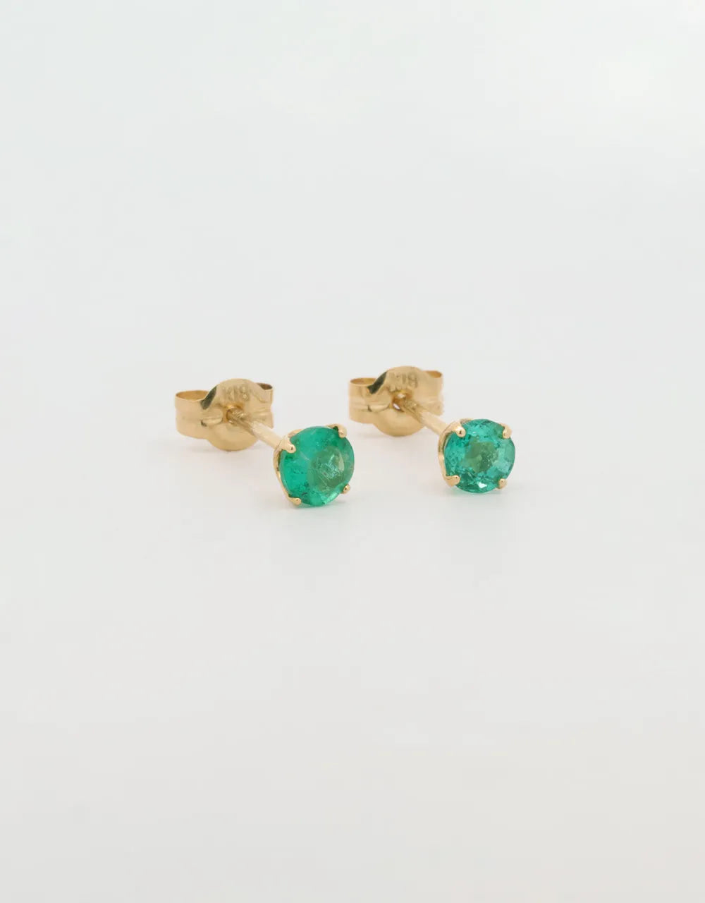 Topos de esmeralda redonda en oro amarillo 18k
