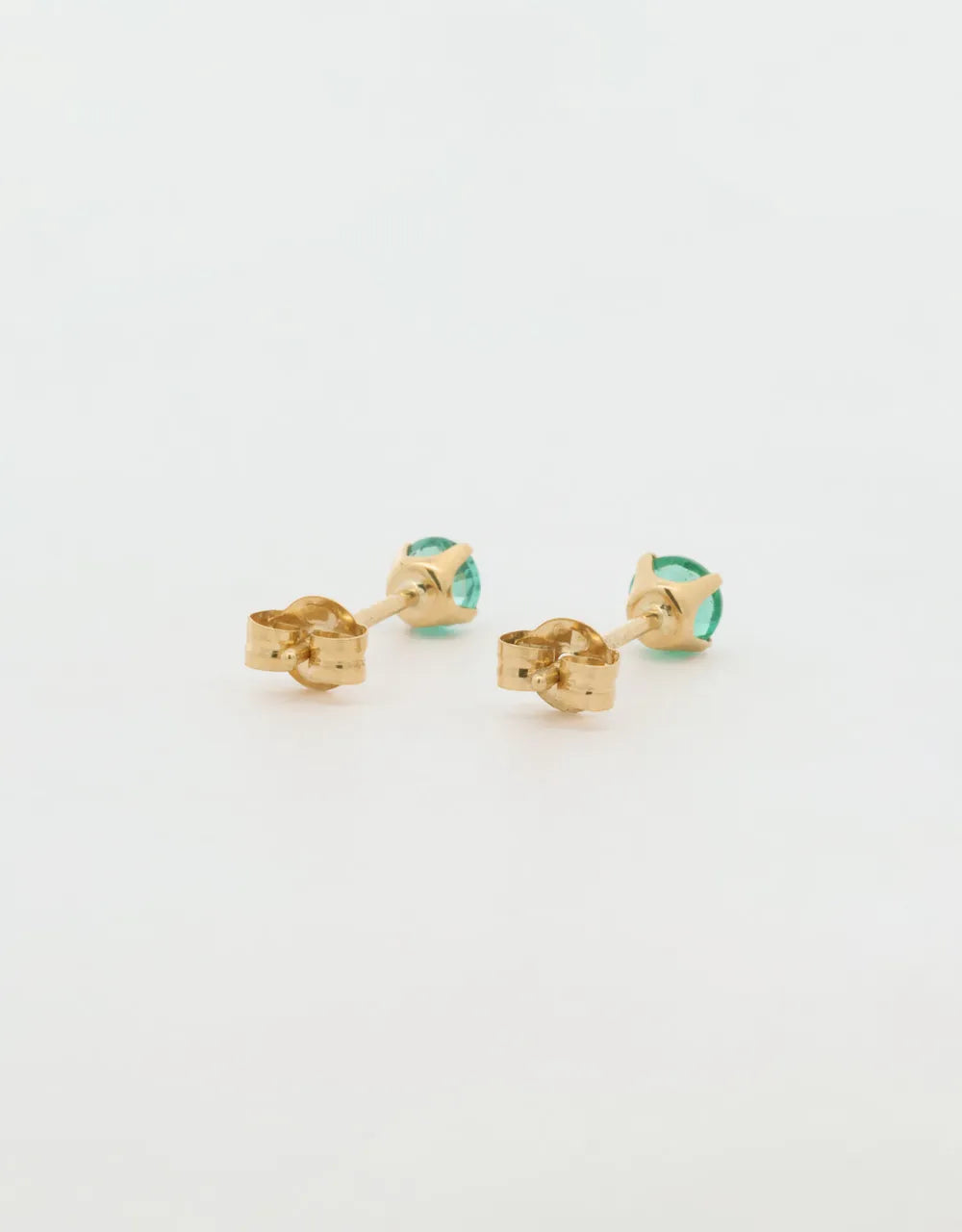 Topos de esmeralda redonda en oro amarillo 18k