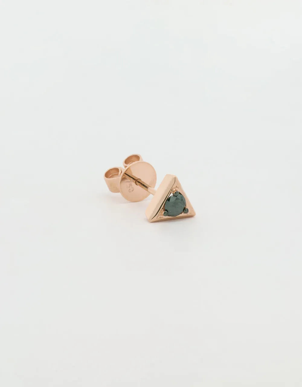 Arete individual en triángulo de diamante negro en oro rojo de 18k