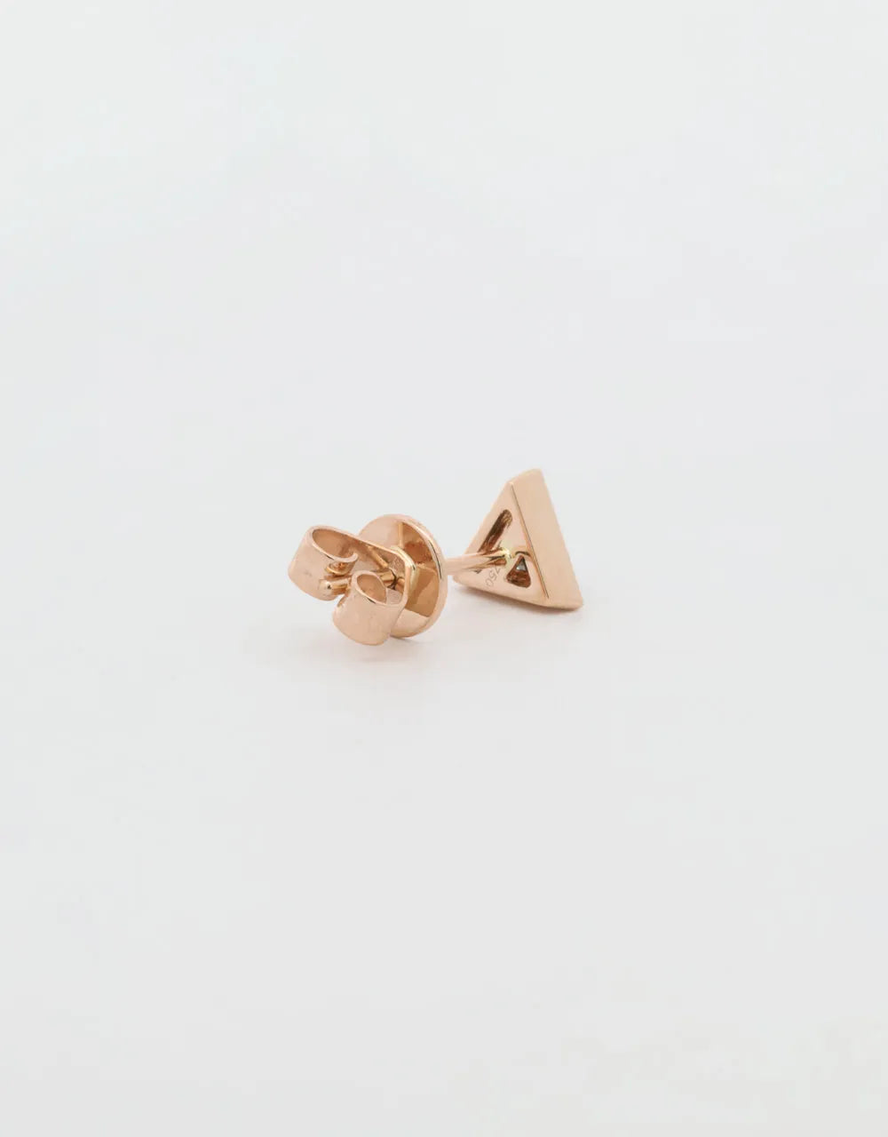 Arete individual en triángulo de diamante negro en oro rojo de 18k