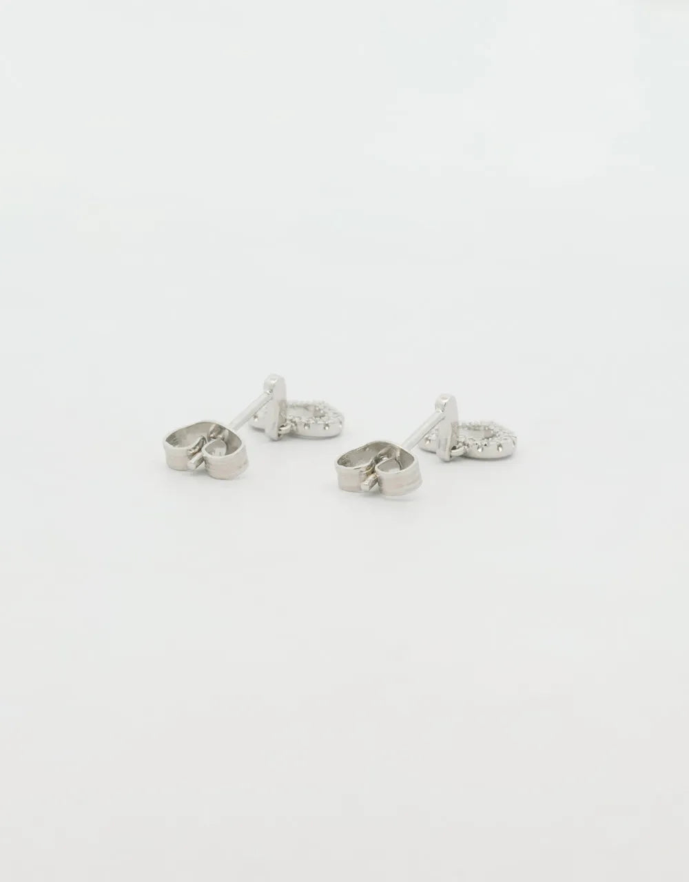 Aretes mini corazón de diamantes 0.11 quilates de 18k