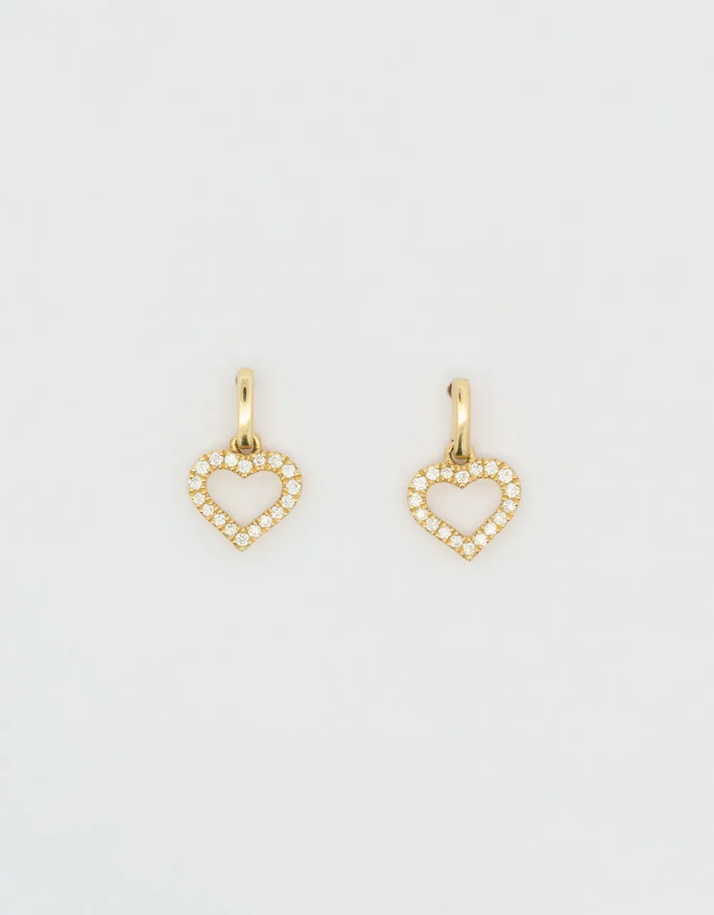 Aretes mini corazón de diamantes 0.11 quilates de 18k