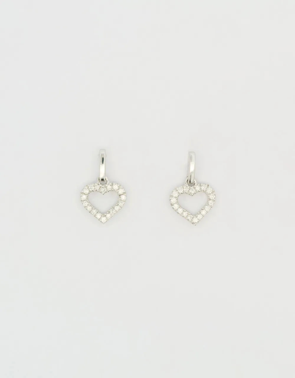 Aretes mini corazón de diamantes 0.11 quilates de 18k