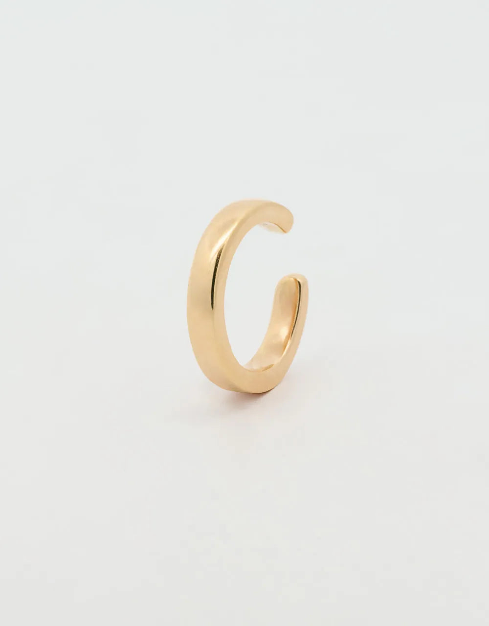 Ear cuff liso en oro amarillo 18k