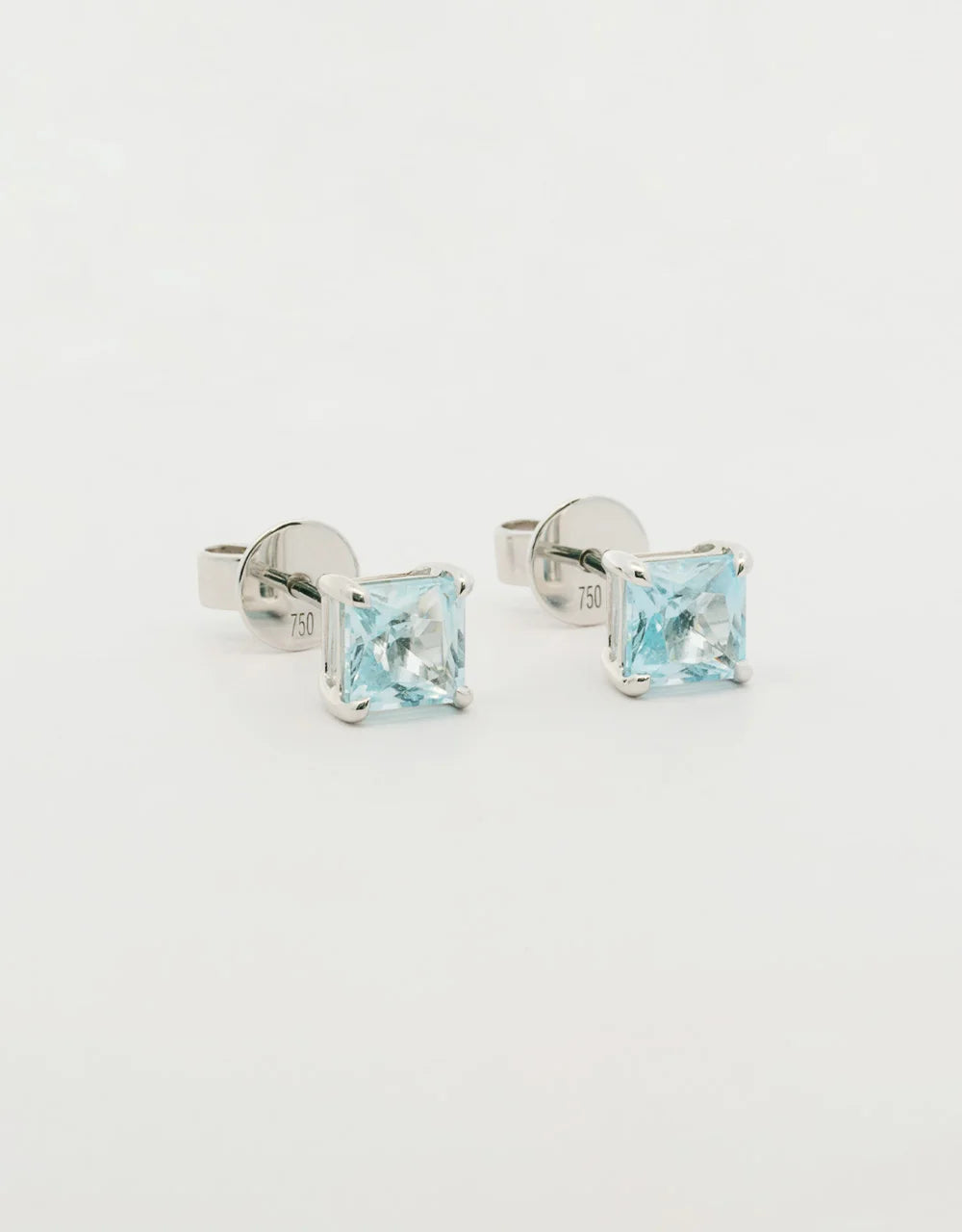 Topos de topacio cuadrados de 1.58 quilates en oro blanco 18k