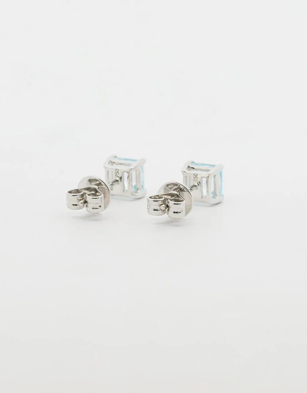 Topos de topacio cuadrados de 1.58 quilates en oro blanco 18k
