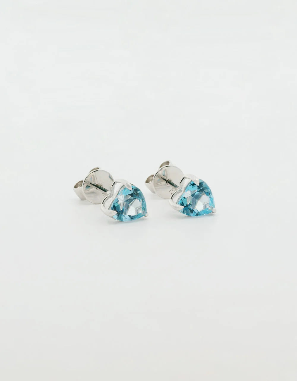 Topos de topacio en forma de corazón en oro blanco 18k