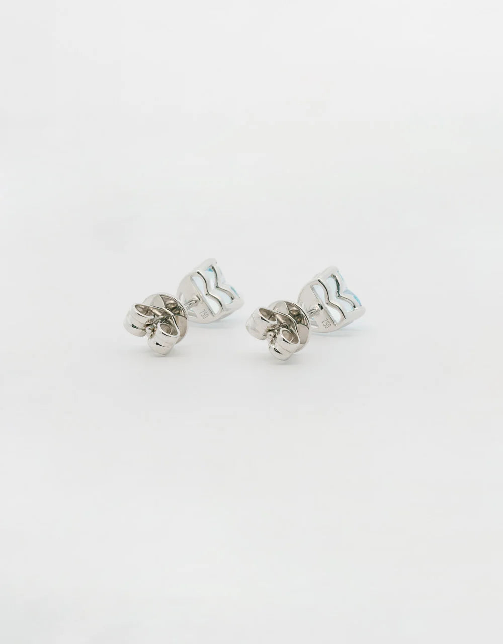 Topos de topacio en forma de corazón en oro blanco 18k
