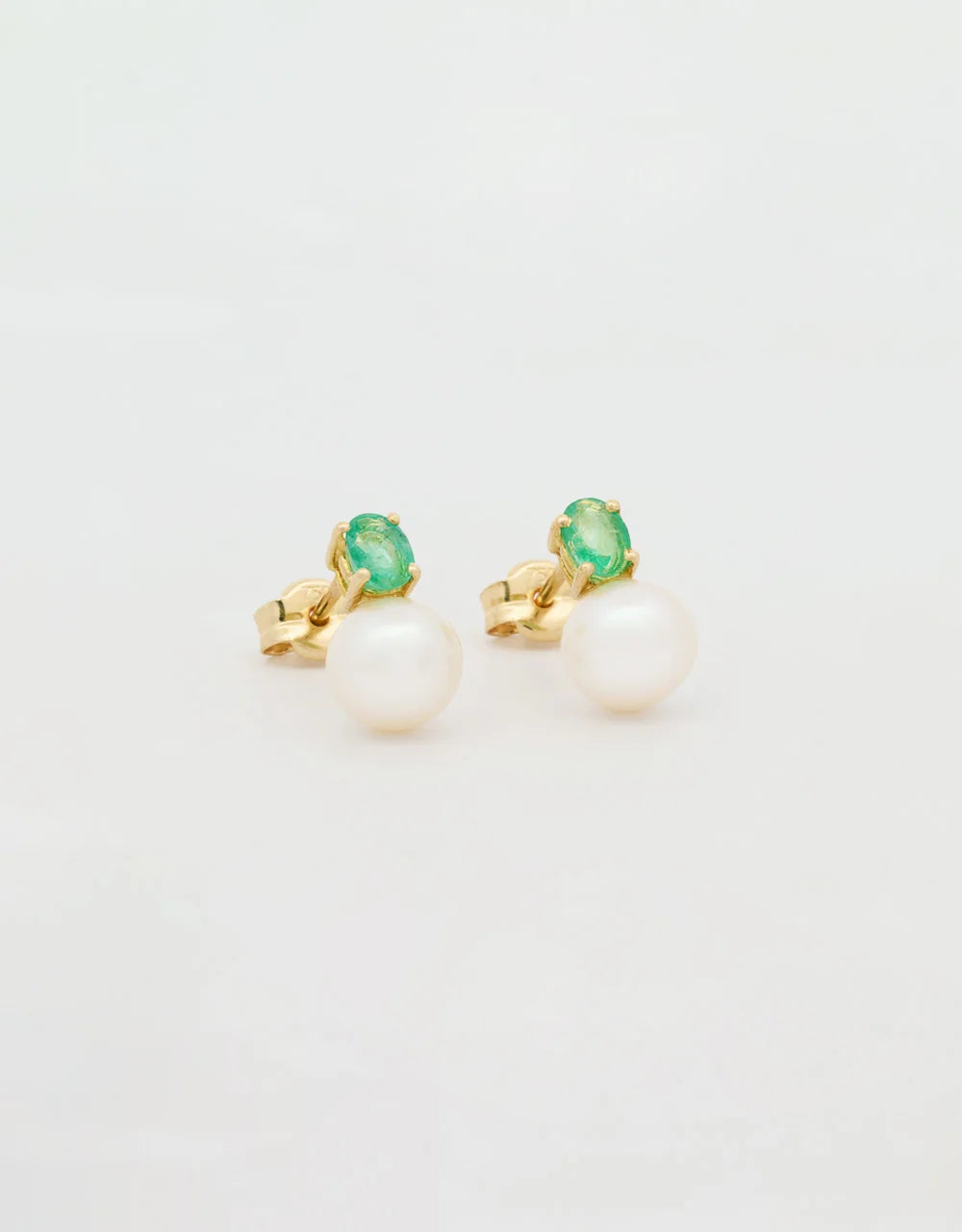 Topos de perla 6mm y esmeralda en oro amarillo 18k