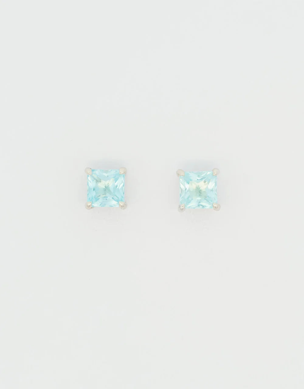 Topos de topacio cuadrados de 1.58 quilates en oro blanco 18k