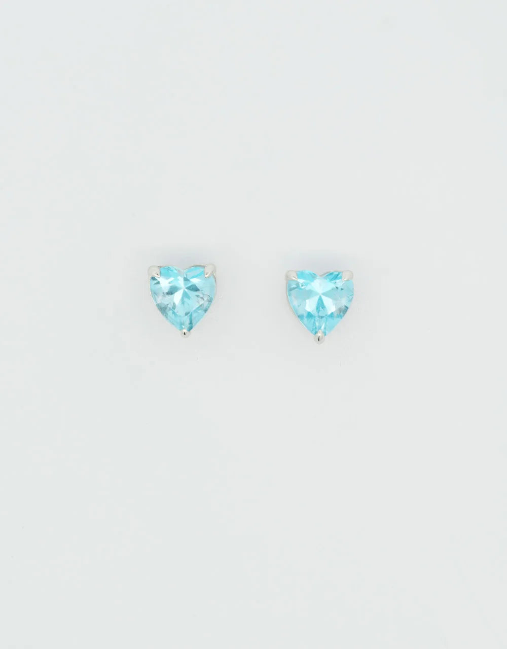 Topos de topacio en forma de corazón en oro blanco 18k