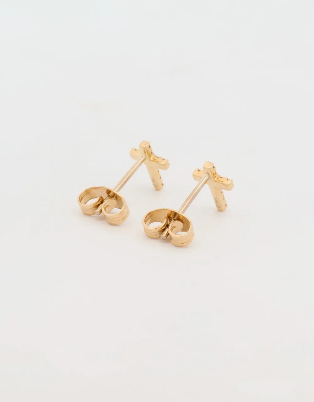 Topos mini cruz de zafiros rosados en oro amarillo de 18k
