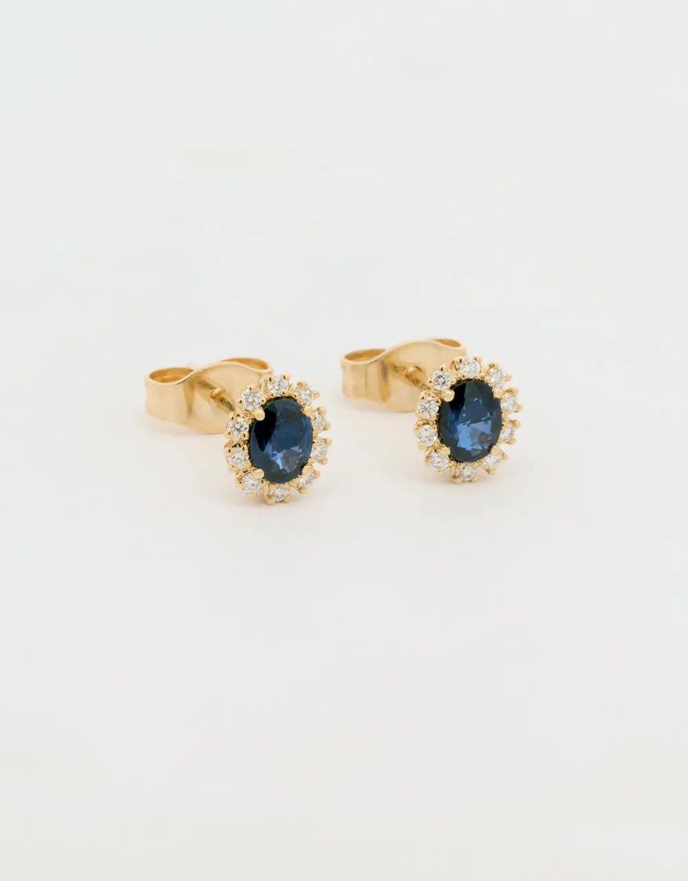 Topos de zafiro ovalado en oro amarillo de 18k
