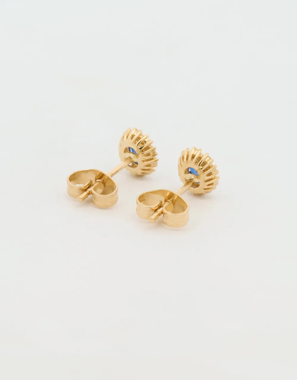 Topos de zafiro ovalado en oro amarillo de 18k