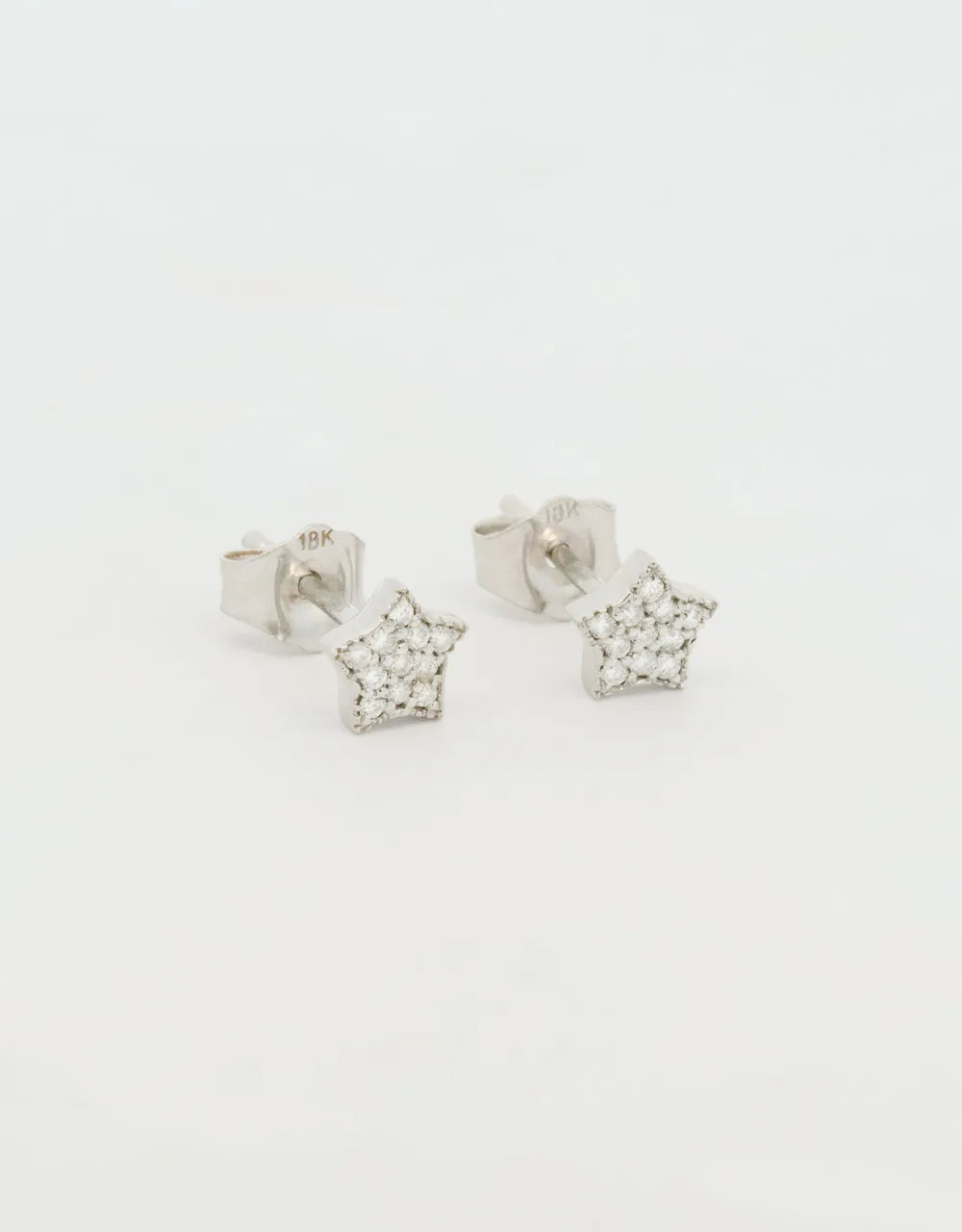Topos de estrella de diamantes  en oro blanco de 18k