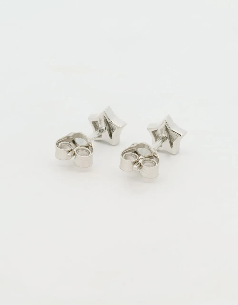Topos de estrella de diamantes  en oro blanco de 18k