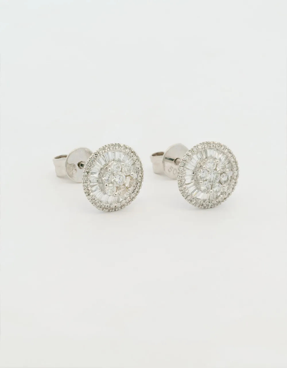 Topos de diamantes en círculo en oro blanco de 18k