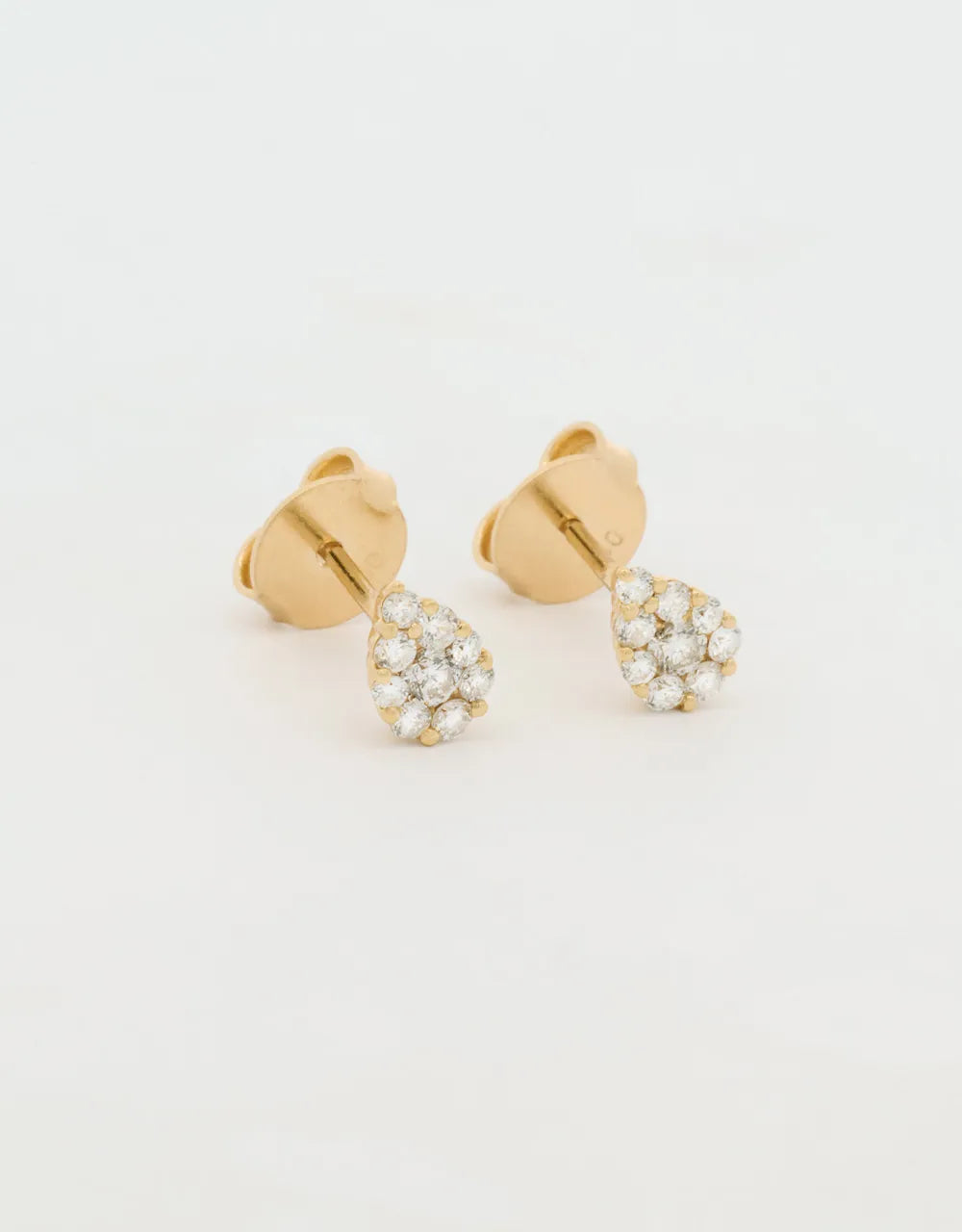 Topos tipo gota de diamantes en oro amarillo de 18k