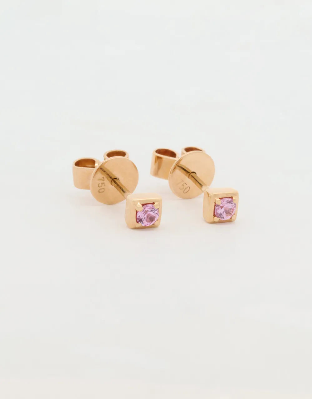 Topos cuadrados de zafiros rosados en oro rojo de 18k