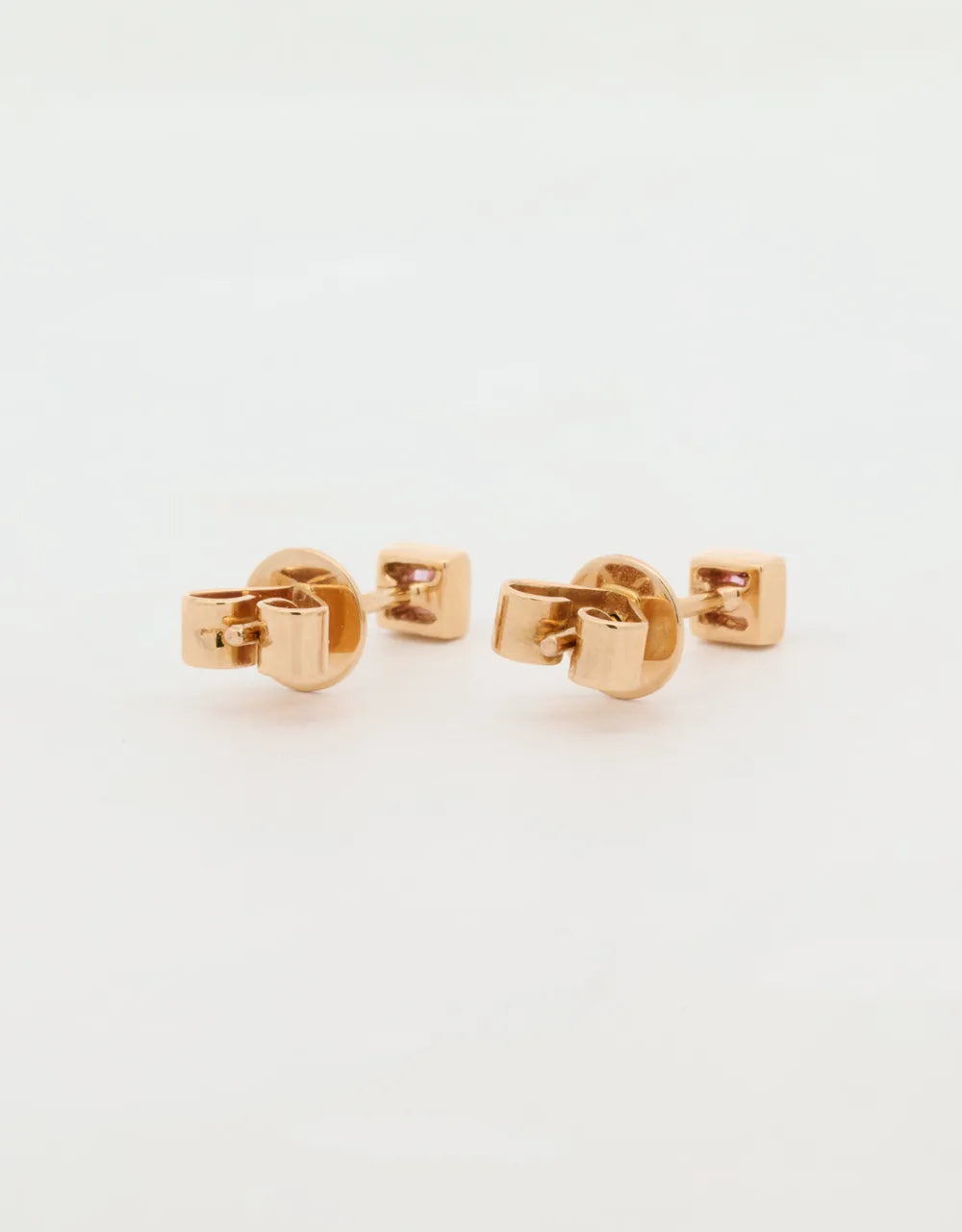 Topos cuadrados de zafiros rosados en oro rojo de 18k